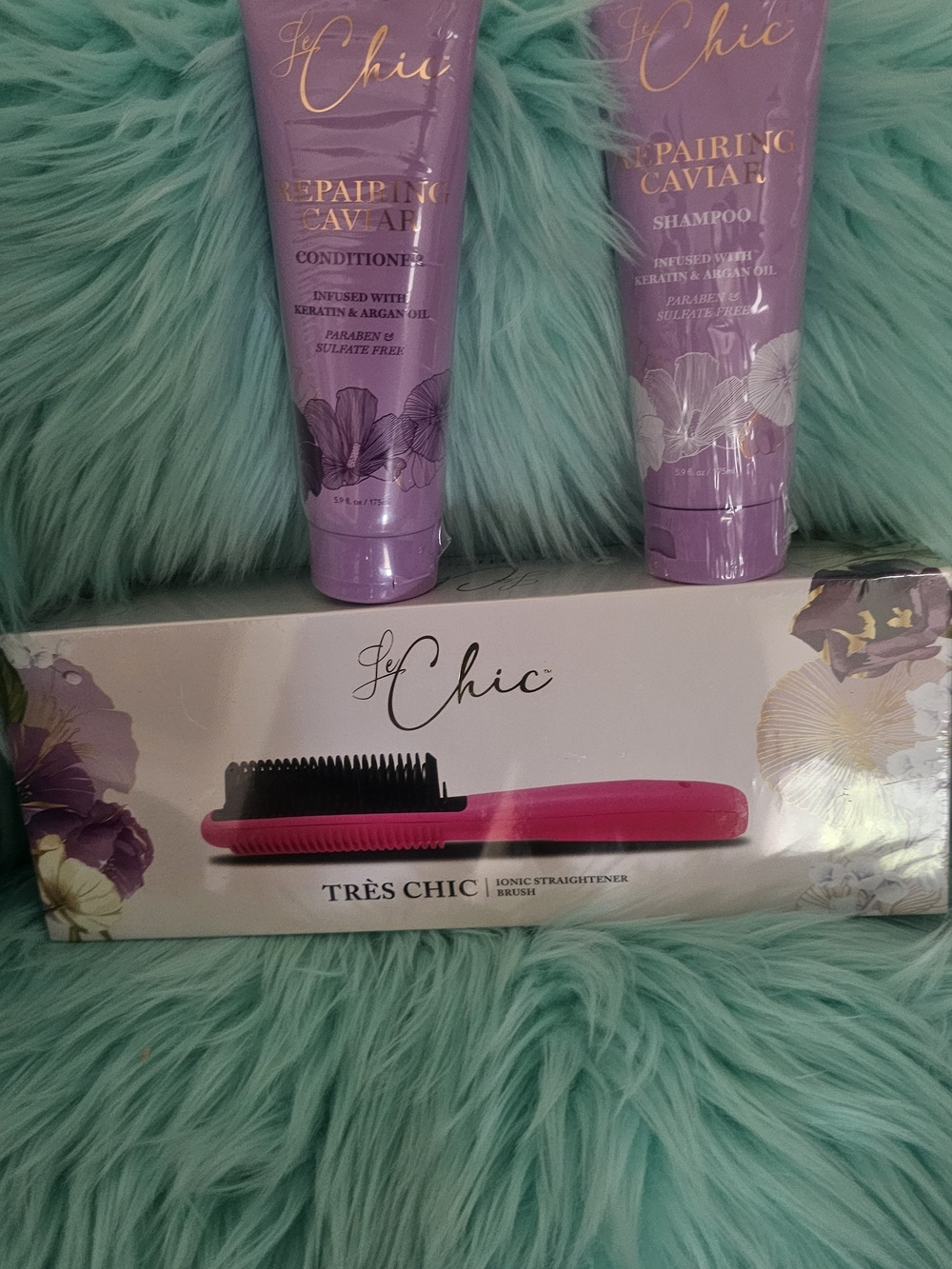 Le Chic Très Chic Ionic Straightener Brush With Shampoo & Conditioner Set  Pink